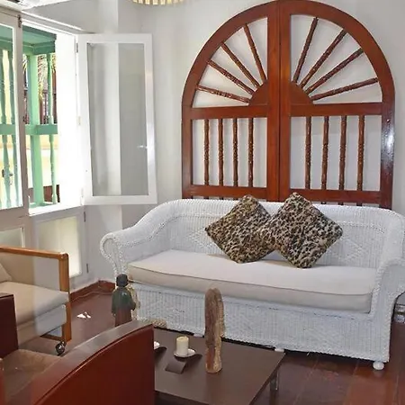The Best Location-the Old City Gastelbondo